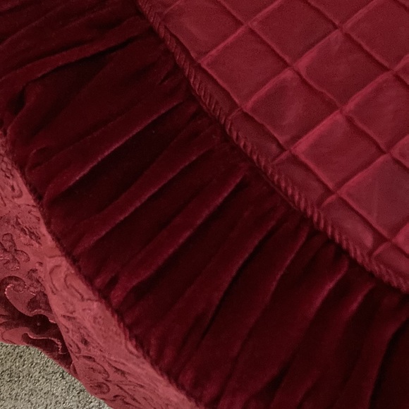 Large tree skirt with matching stockings - Picture 3 of 10